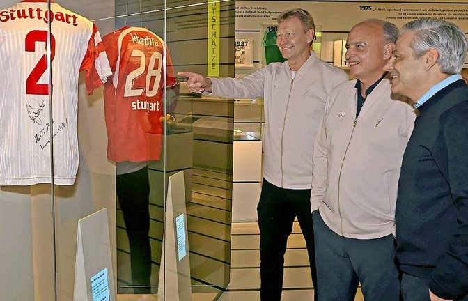Bewundern die VfB-Trikots (v.l.): Guido Buchwald, Hansi Müller und Museumsdirektor Manuel Neukirchner.<span class='image-autor'>Foto: Dt. Fußballmuseum</span>