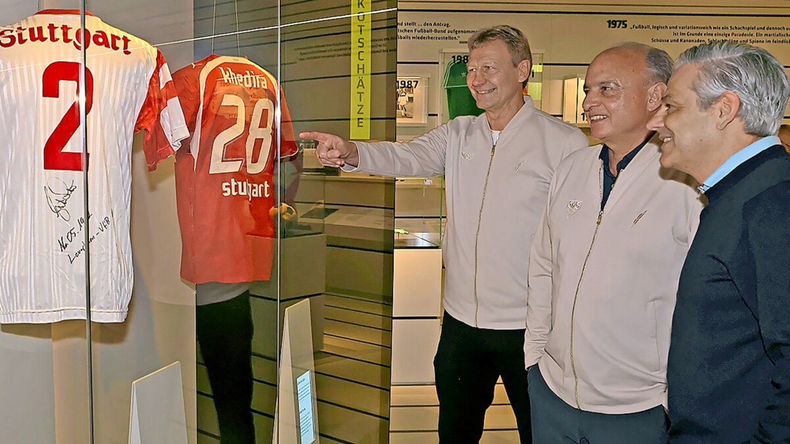 Bewundern die VfB-Trikots (v.l.): Guido Buchwald, Hansi Müller und Museumsdirektor Manuel Neukirchner.Foto: Dt. Fußballmuseum
