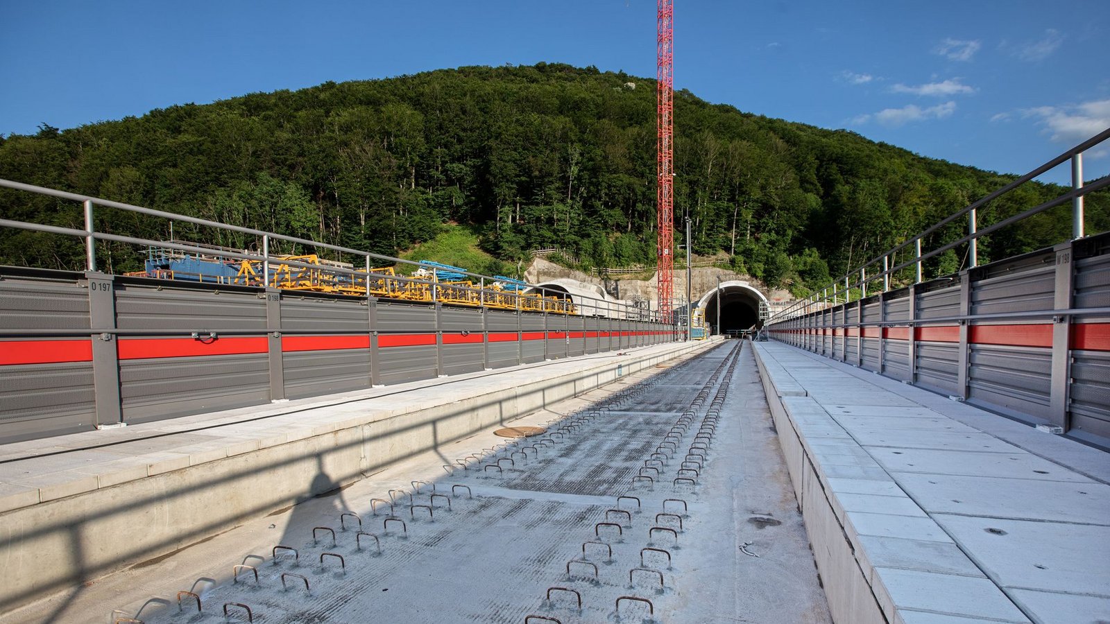 Die Filstalbrücke ist ein Teil der Neubaustrecke von Wendlingen nach Ulm. Dadurch verkürzt sich die Fahrtdauer für Bahnreisende zwischen Stuttgart und Ulm um 15 Minuten. Weitere 15 Minuten Einsparung soll es geben, sobald der neue Bahnhof in Stuttgart fertiggestellt ist. Dann dauert es nur noch eine halbe Stunde mit dem Zug von Stuttgart nach Ulm oder umgekehrt.Foto: Horst Rudel Die Filstalbrücke ist ein Teil der Neubaustrecke von Wendlingen nach Ulm. Dadurch verkürzt sich die Fahrtdauer für Bahnreisende zwischen Stuttgart und Ulm um 15 Minuten. Weitere 15 Minuten Einsparung soll es geben, sobald der neue Bahnhof in Stuttgart fertiggestellt ist. Dann dauert es nur noch eine halbe Stunde mit dem Zug von Stuttgart nach Ulm oder umgekehrt.Foto: Horst Rudel