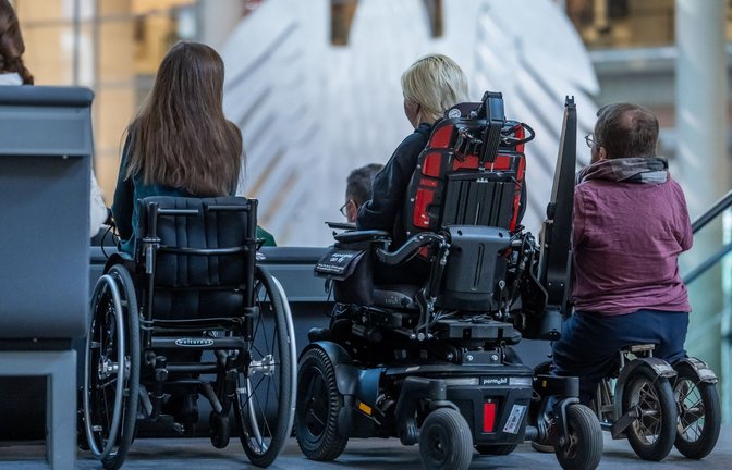 Wie kann da Leben für Menschen mit Behinderungen alltagstauglicher werden? Der Bundestag berät nun über das Behindertengleichstellungsgesetz.<span class='image-autor'>Foto: Michael Kappeler/dpa</span>