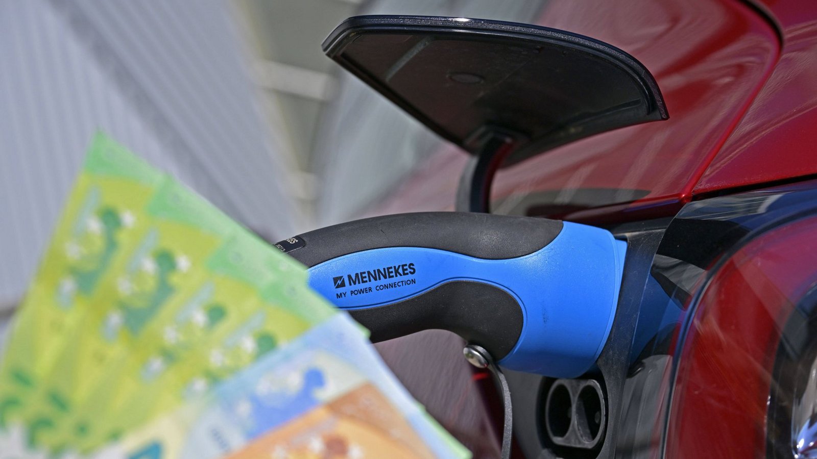 Was passiert, wenn die Batterie leer ist und man auf der Autobahn liegen bleibt? (Symbolbild).Foto: IMAGO/MiS/IMAGO Was passiert, wenn die Batterie leer ist und man auf der Autobahn liegen bleibt? (Symbolbild).Foto: IMAGO/MiS/IMAGO