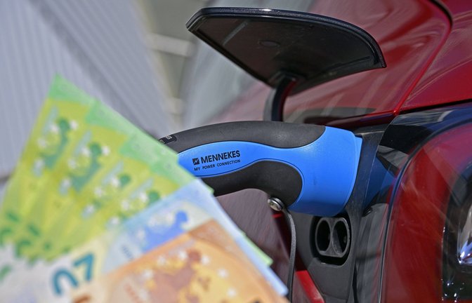 Was passiert, wenn die Batterie leer ist und man auf der Autobahn liegen bleibt? (Symbolbild).<span class='image-autor'>Foto: IMAGO/MiS/IMAGO</span>
