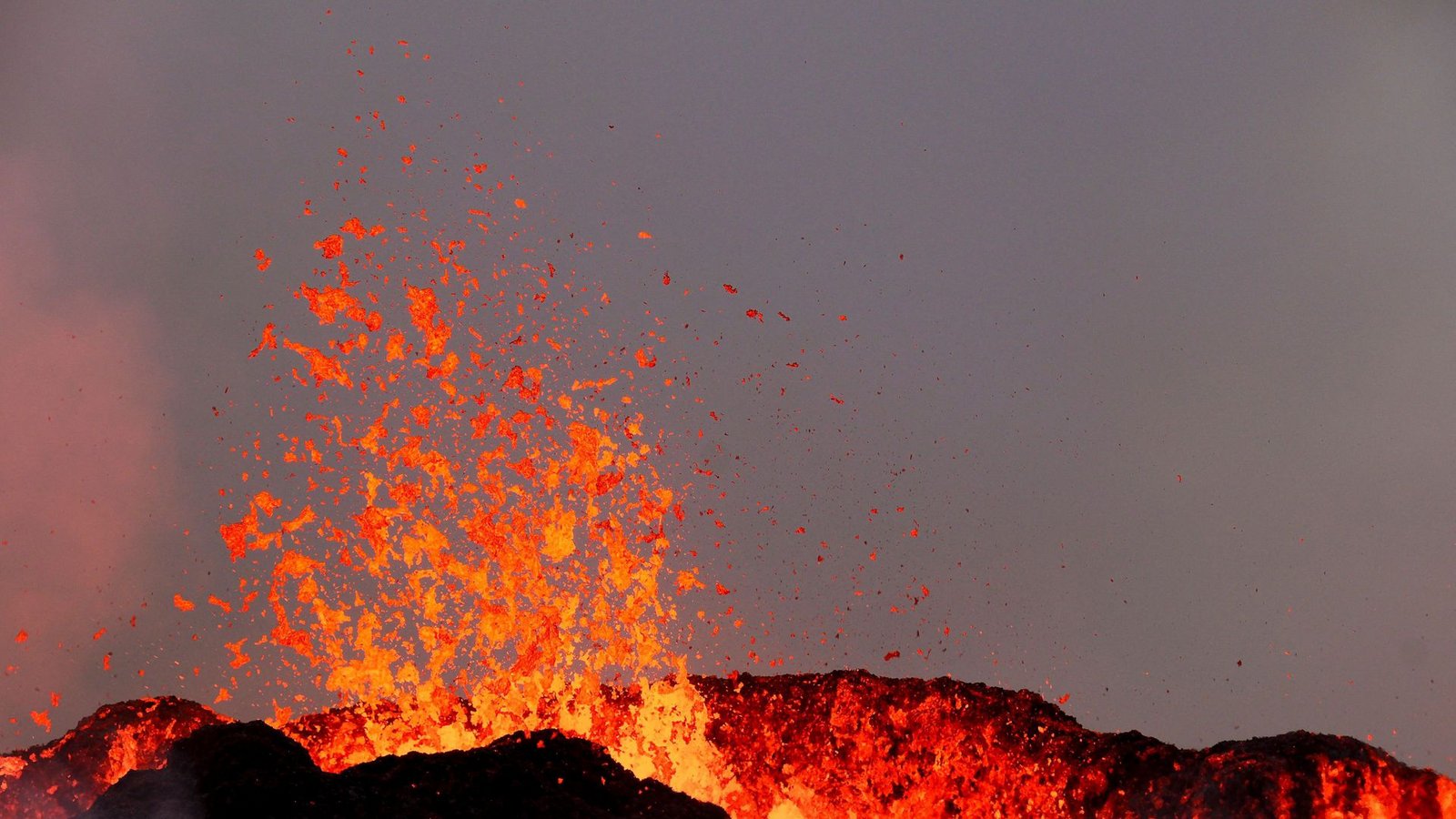 . Die Stelle ist einige Kilometer nordöstlich der Ausbruchsstellen,  auf der sich bereits 2021 und 2022  sprudelnde und spritzende Lava ihren Weg an die Erdoberfläche gebahnt hatte. Mittlerweile hat sich eine gut 900 Meter lange Erdspalte aufgetan. Die Lava fließt  deutlich schneller als bei den vorherigen Ausbrüchen in der Gegend.Foto: AFP/Kristin Magnusson
