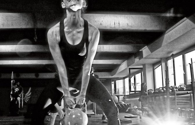 StN-Mitarbeiterin Julia Klassen beim Kampf mit den Kettlebells. Solche Übungen gehören zu jedem Crossfit-Training dazu.  Foto: Baumann