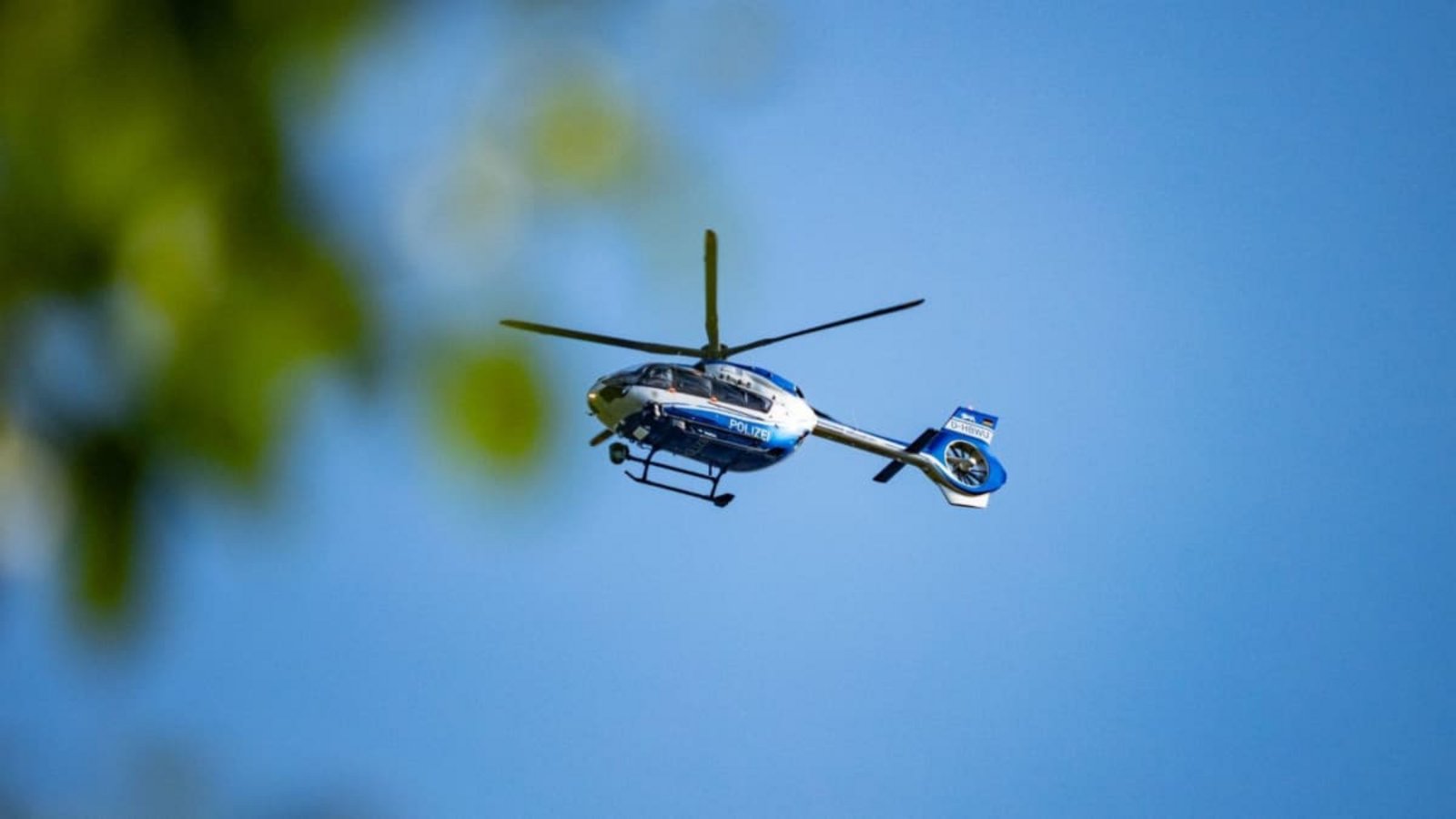Die Polizei in Backnang hat am Freitag mit einem Polizeihubschrauber und mehreren Streifenwagen nach einer verletzten Person gesucht (Symbolfoto).Heidepriem Die Polizei in Backnang hat am Freitag mit einem Polizeihubschrauber und mehreren Streifenwagen nach einer verletzten Person gesucht (Symbolfoto).Heidepriem