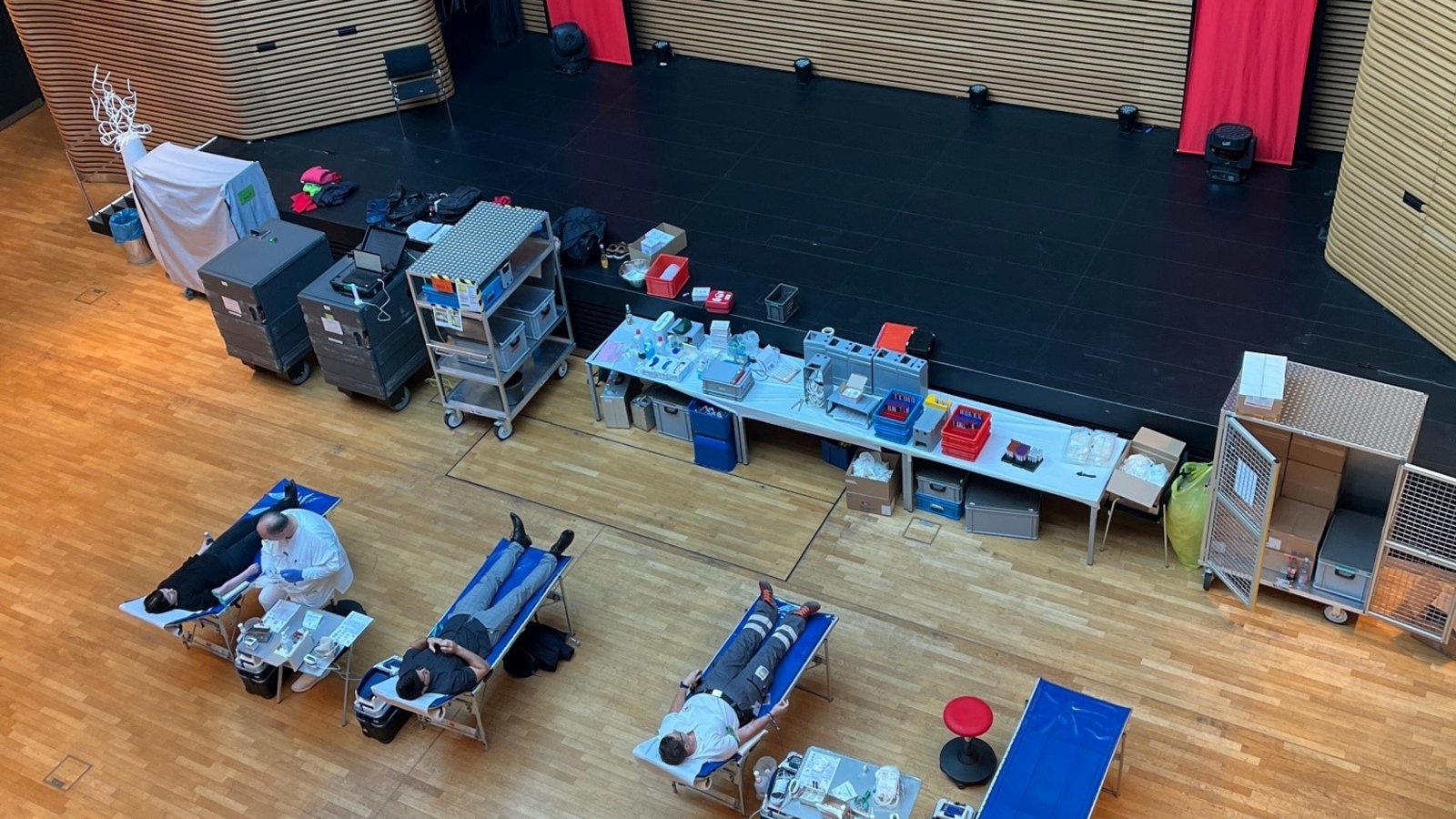 Blutspenden im Louis-Bührer-Saal der Kreissparkasse.  Fotos: p