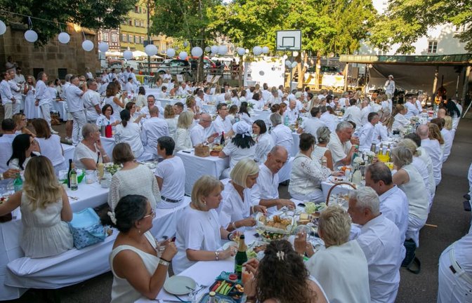 Großes Picknick im Esslinger Schwörhof: Beim Dîner en blanc war der Dresscode die Farbe Weiß. Das Essen brachten die Gäste selbst mit.<span class='image-autor'>Roberto Bulgrin</span>