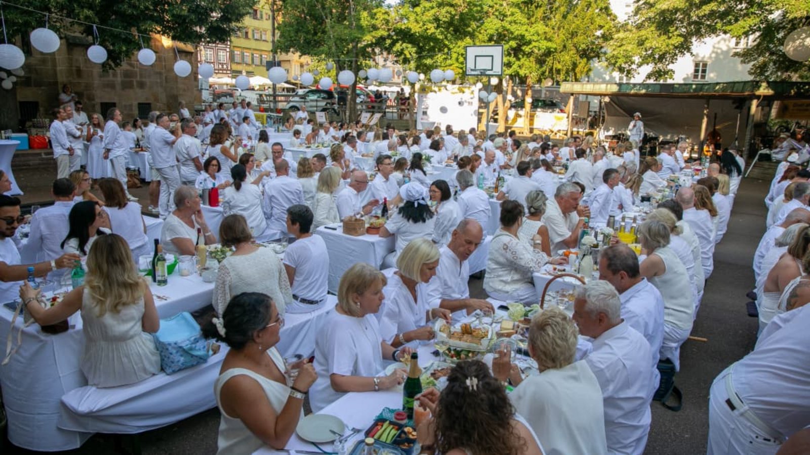 Großes Picknick im Esslinger Schwörhof: Beim Dîner en blanc war der Dresscode die Farbe Weiß. Das Essen brachten die Gäste selbst mit.Roberto Bulgrin Großes Picknick im Esslinger Schwörhof: Beim Dîner en blanc war der Dresscode die Farbe Weiß. Das Essen brachten die Gäste selbst mit.Roberto Bulgrin