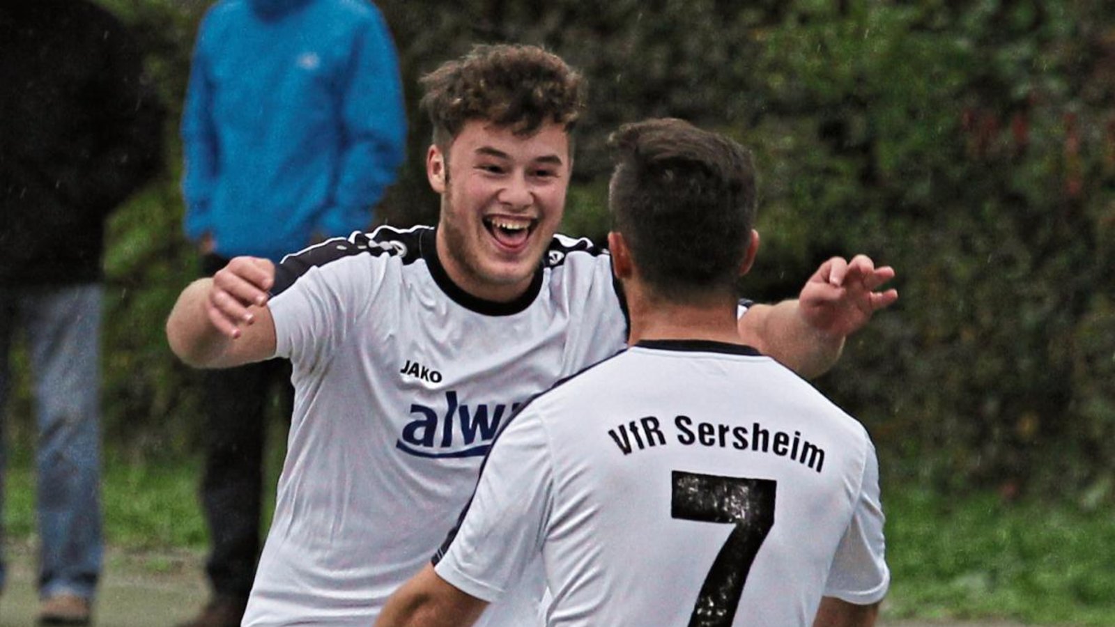 Arjon Sallahi (links) lässt sich von Adrian Kuka für seinen Freistoßtreffer zum 2:2-Ausgleich feiern. Foto: Nachreiner Arjon Sallahi (links) lässt sich von Adrian Kuka für seinen Freistoßtreffer zum 2:2-Ausgleich feiern. Foto: Nachreiner