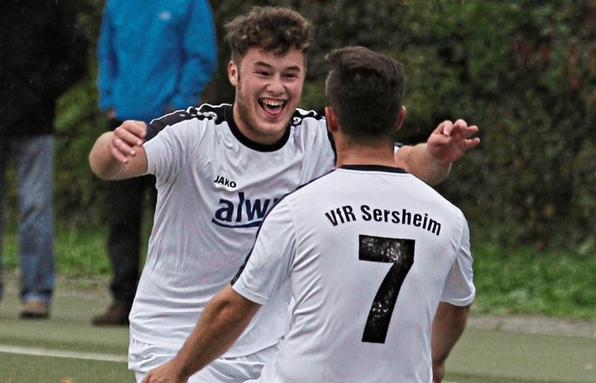 Arjon Sallahi (links) lässt sich von Adrian Kuka für seinen Freistoßtreffer zum 2:2-Ausgleich feiern. Foto: Nachreiner