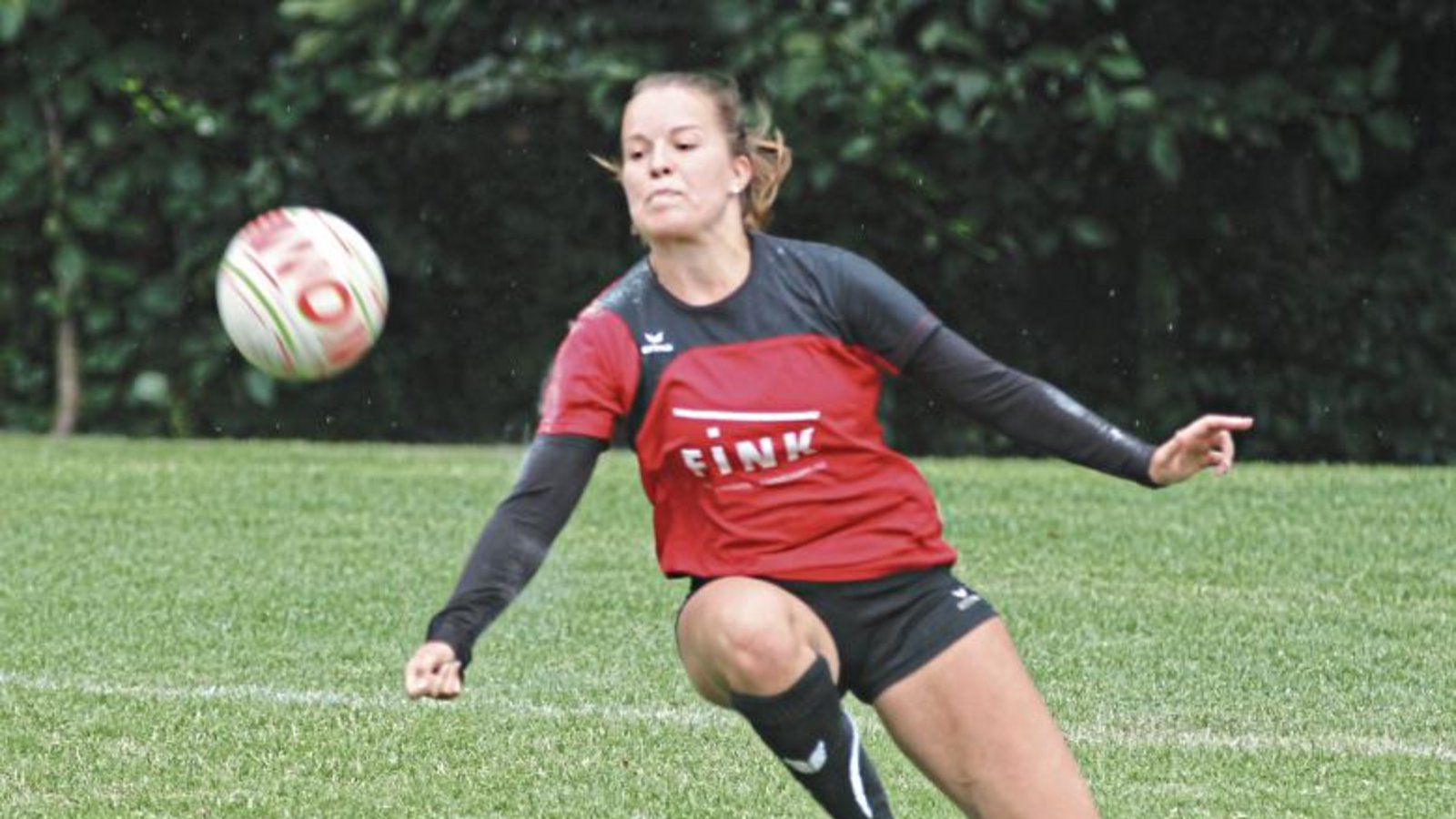 Nienke Maisch und die Faustballerinnen des TV Vaihingen wehrten bei den Aufstiegsspielen zur 1. Bundesliga Süd fast jeden Ball ab – sogar die ganz schwierigen.  Foto: Archiv/Nachreiner