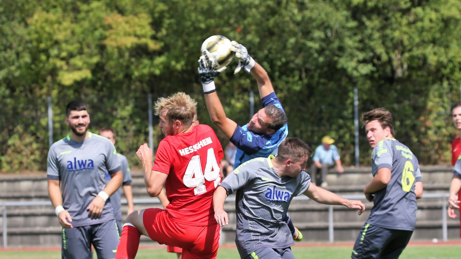 Hier fischt Torwart Michael Schäfter inmitten seiner Abwehr den Ball aus der Luft. Später kommt Hessigheim doch noch zum 1:0-Erfolg und kickt die SGM aus dem Turnier. Foto: Küppers