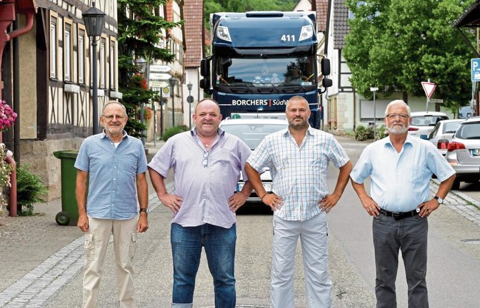 Diese vier Anwohner stellen sich dem Schwerlastverkehr in Ochsenbach in den Weg (von links): Karl-Heinz Böckle, Fritz Hirsch, Fabian Köstlin und Dieter Köstlin. Links und rechts sind die leicht zu befahrenden Bordsteine zu sehen. Foto: Kalb