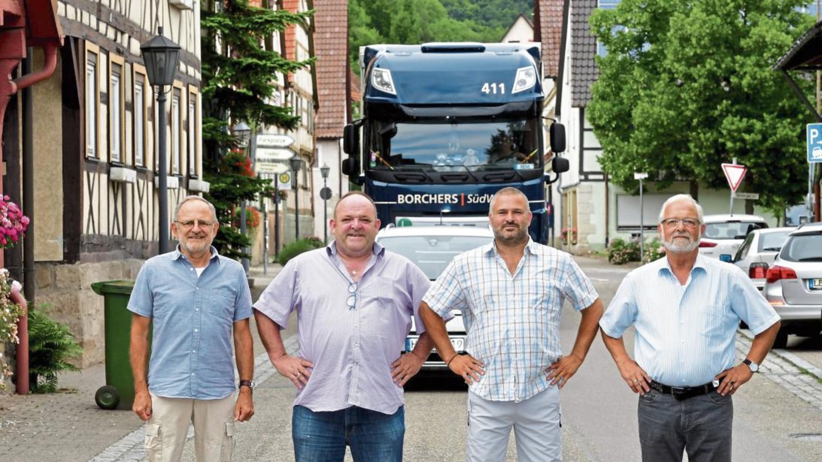 Diese vier Anwohner stellen sich dem Schwerlastverkehr in Ochsenbach in den Weg (von links): Karl-Heinz Böckle, Fritz Hirsch, Fabian Köstlin und Dieter Köstlin. Links und rechts sind die leicht zu befahrenden Bordsteine zu sehen. Foto: Kalb
