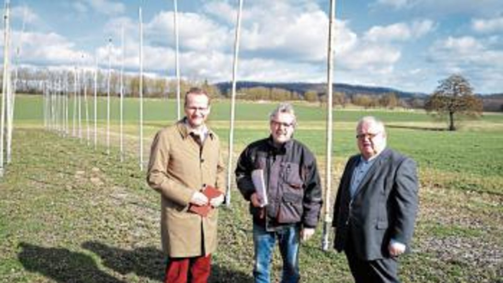 Begehung der Hopfenanlage. Foto: p Begehung der Hopfenanlage. Foto: p