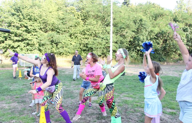 In originellen Outfits und mit humorvollen Teamnamen treten die Spaßolympioniken in Aurich gegeneinander an. Und die Fans feuern ihre Favoriten an. <span class='image-autor'>Foto: Banholzer</span>