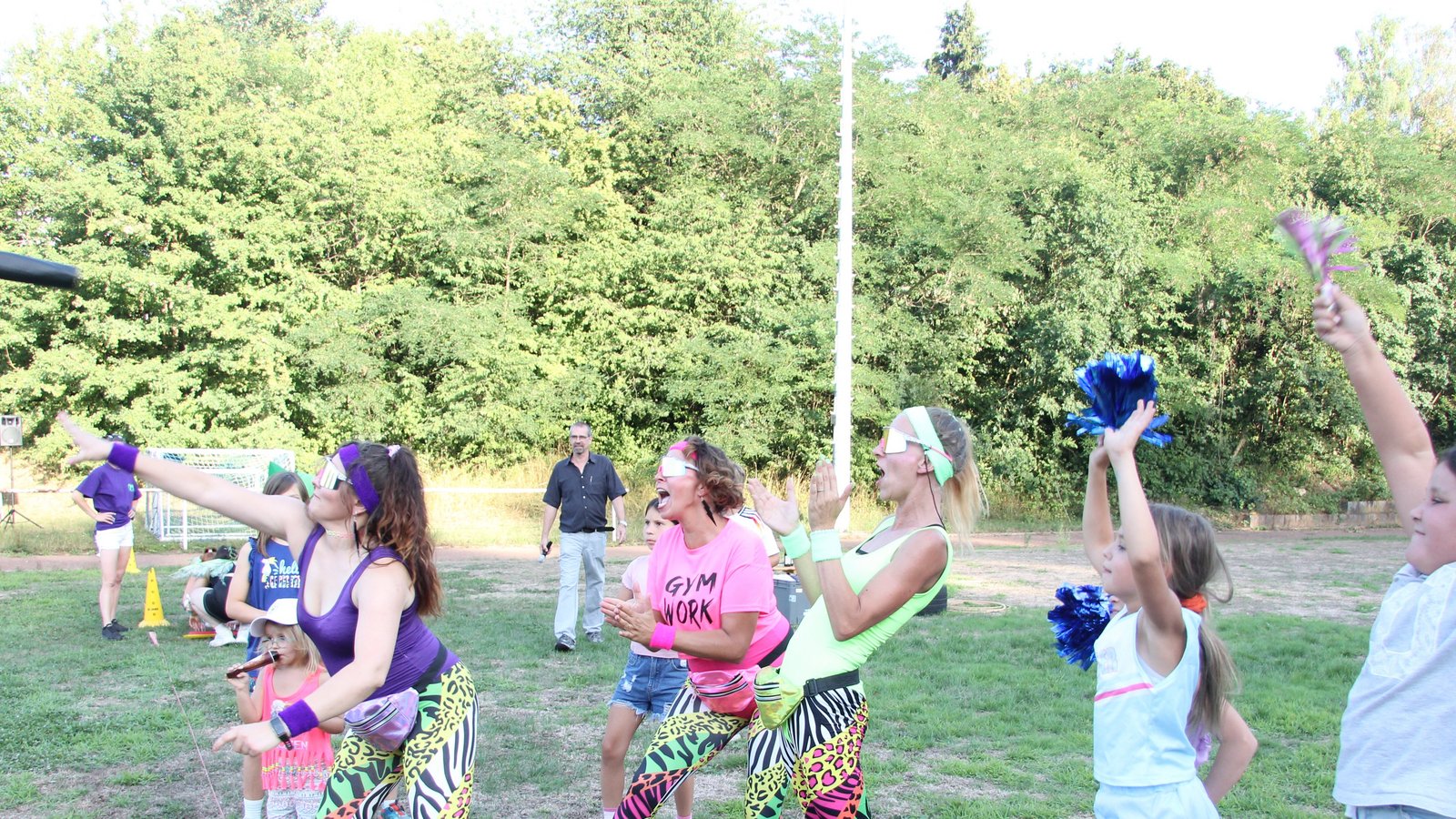 In originellen Outfits und mit humorvollen Teamnamen treten die Spaßolympioniken in Aurich gegeneinander an. Und die Fans feuern ihre Favoriten an. Foto: Banholzer