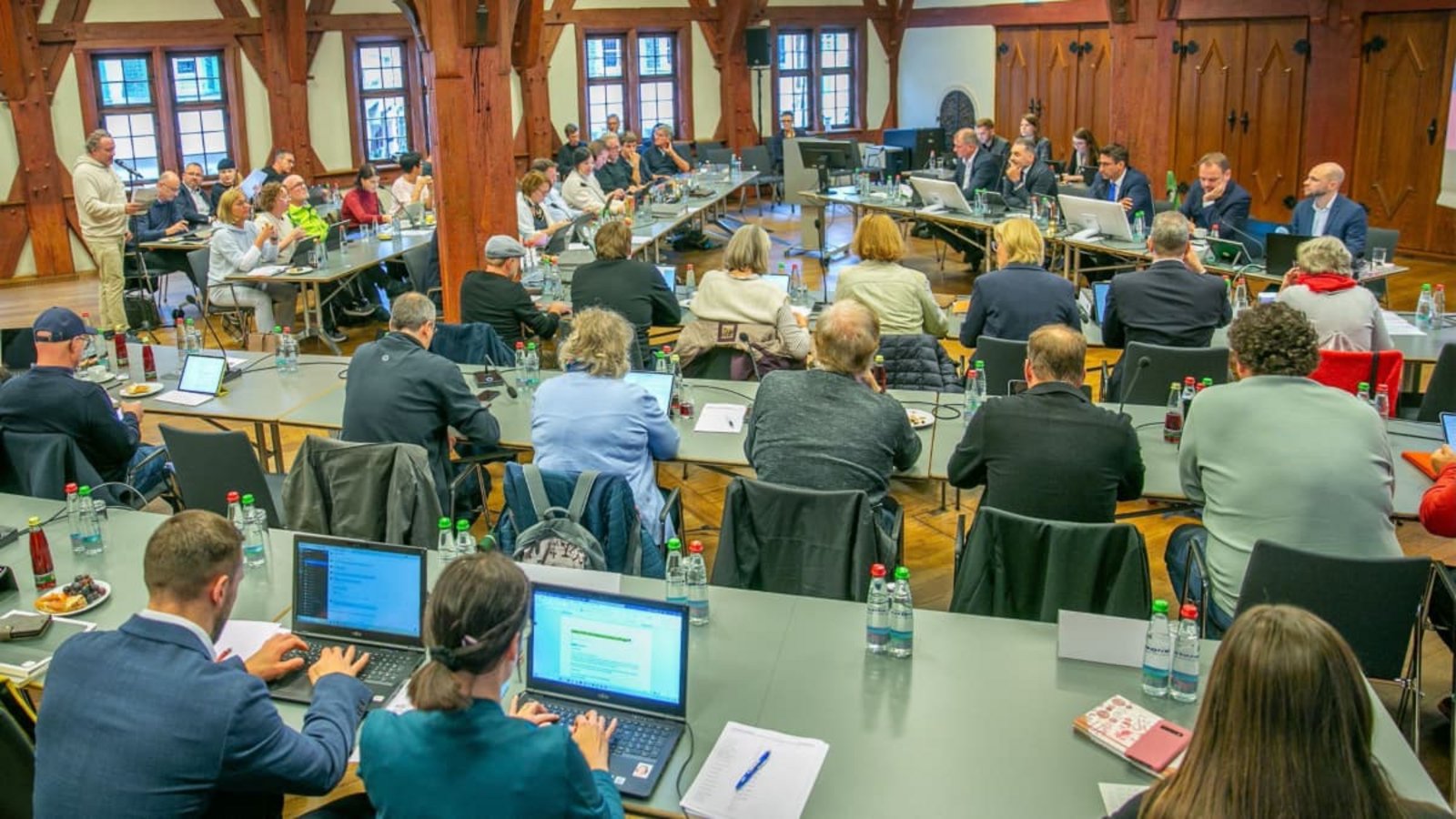 Der Esslinger Gemeinderat hat in den vergangenen Monaten intensiv über ein umfassendes Sparpaket diskutiert. Nun wurde es verabschiedet, allerdings mit Abstrichen.Roberto Bulgrin Der Esslinger Gemeinderat hat in den vergangenen Monaten intensiv über ein umfassendes Sparpaket diskutiert. Nun wurde es verabschiedet, allerdings mit Abstrichen.Roberto Bulgrin