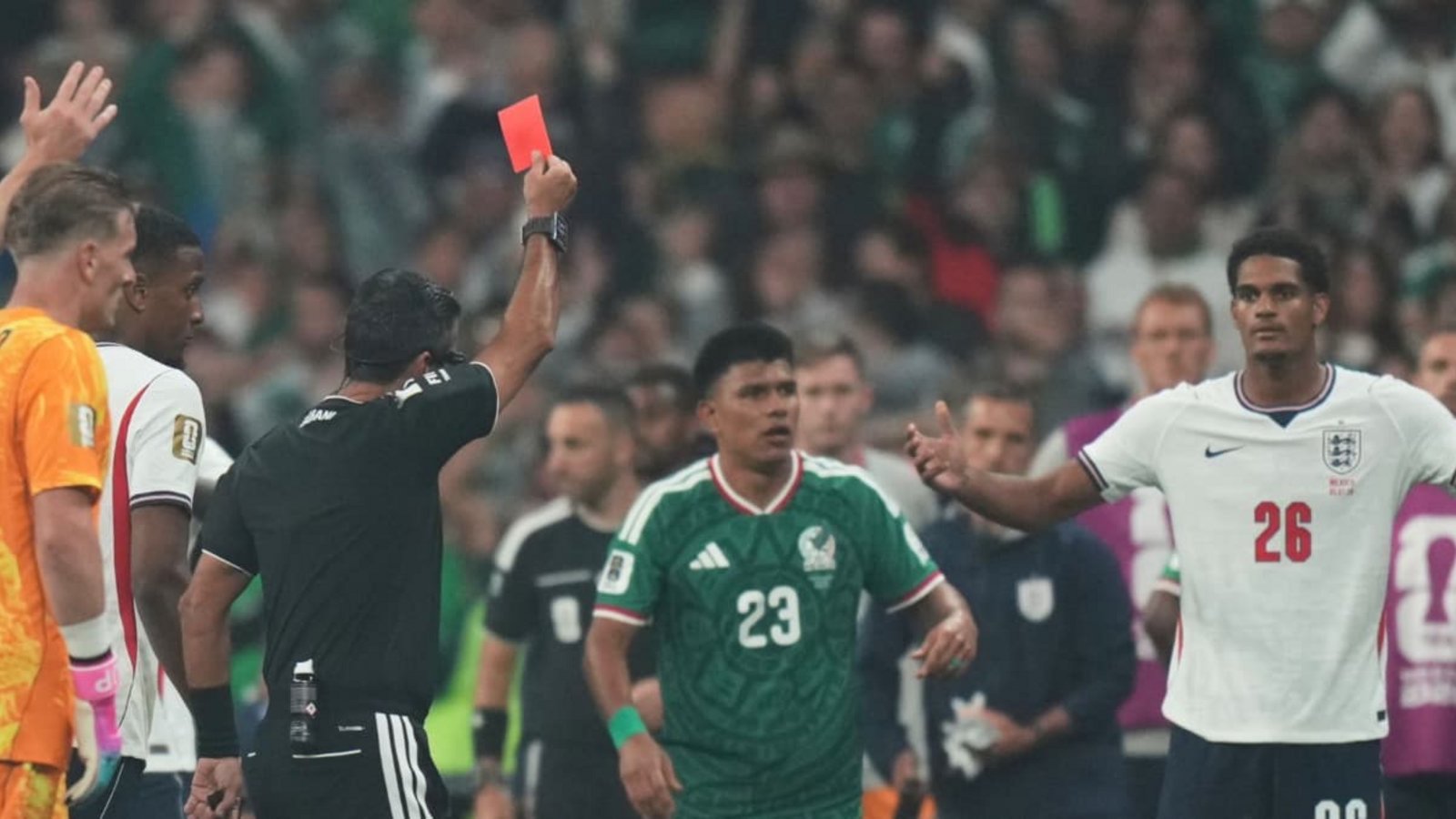 Muss zwei Spiele aussetzen: Englands Jarell Quansah (r).Silvia Izquierdo/AP/dpa Muss zwei Spiele aussetzen: Englands Jarell Quansah (r).Silvia Izquierdo/AP/dpa