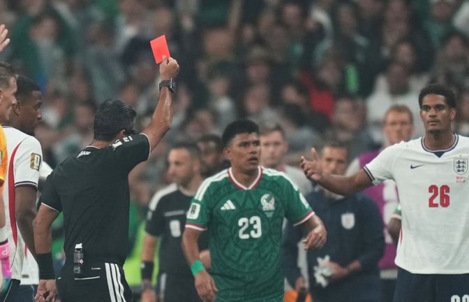 Muss zwei Spiele aussetzen: Englands Jarell Quansah (r).<span class='image-autor'>Silvia Izquierdo/AP/dpa</span>