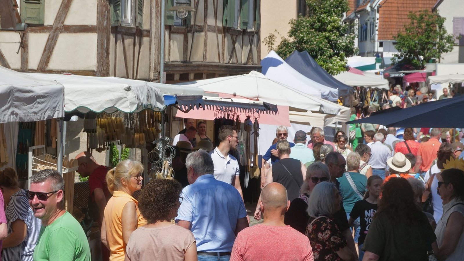 Gegen Mittag ist bereits viel los auf dem Horrheimer Pfingstmarkt. Gegen Mittag ist bereits viel los auf dem Horrheimer Pfingstmarkt.