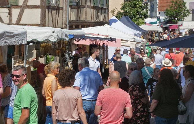 Gegen Mittag ist bereits viel los auf dem Horrheimer Pfingstmarkt.