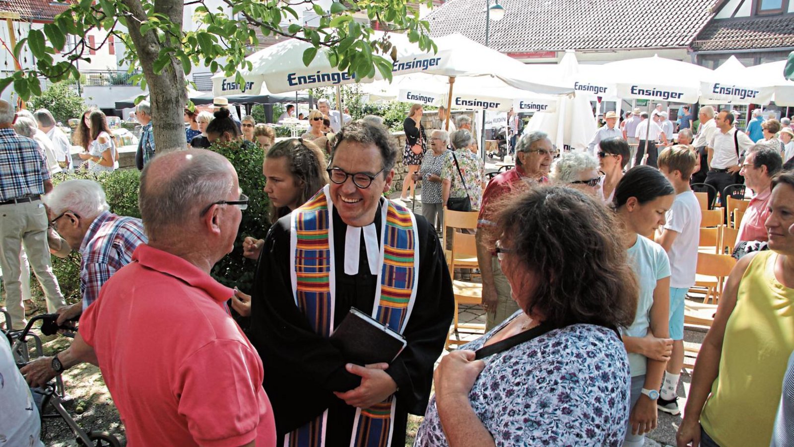Nach dem Gottesdienst am Sonntag wollten sich zahlreiche Gemeindeglieder persönlich von Pfarrer Hartmut Nitsche verabschieden.  Foto: Banholzer
