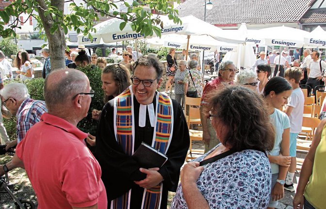 Nach dem Gottesdienst am Sonntag wollten sich zahlreiche Gemeindeglieder persönlich von Pfarrer Hartmut Nitsche verabschieden.  Foto: Banholzer