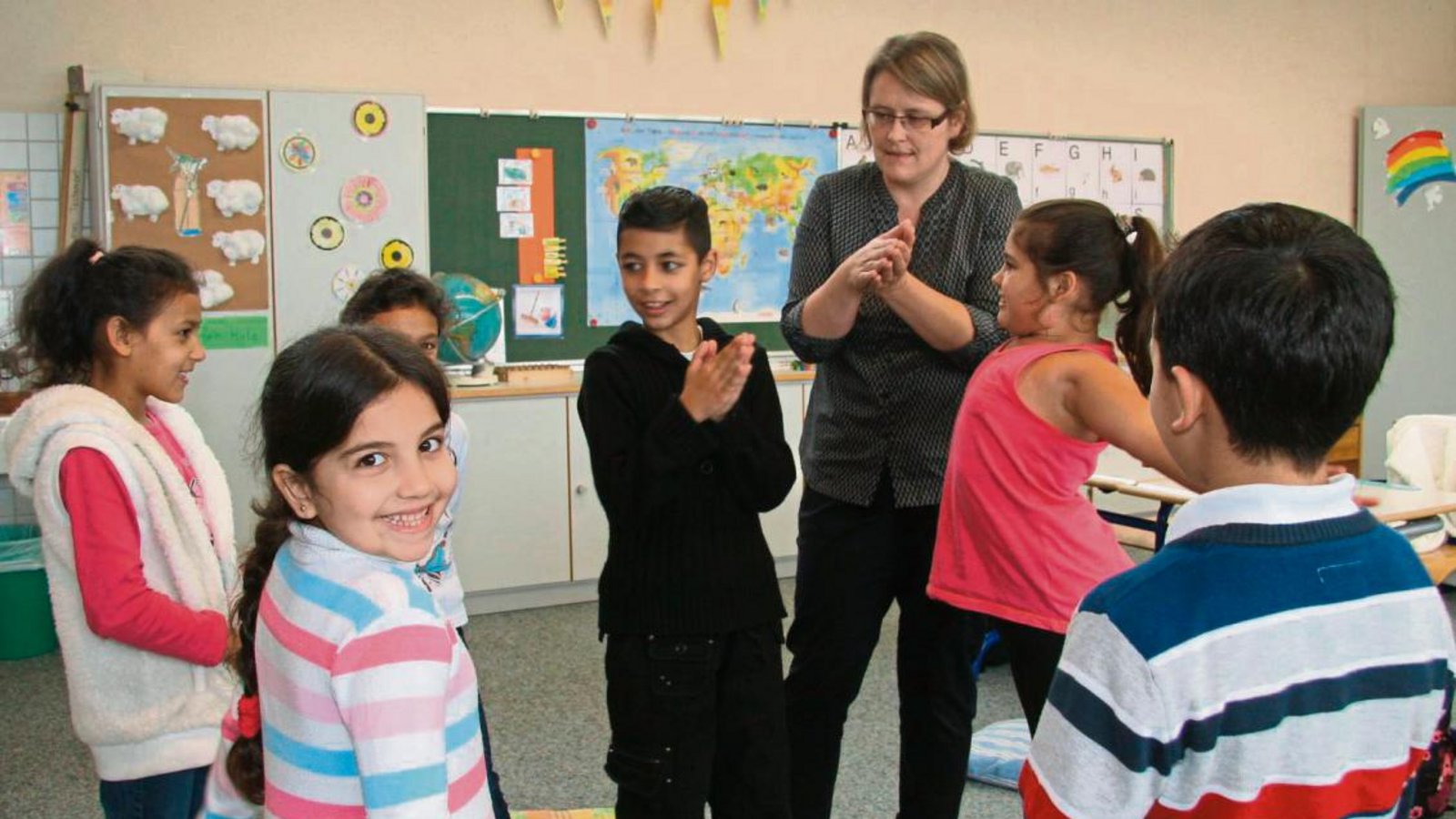 Spielerisch bringt Klassenlehrerin Sabine Schmidt den Kindern mit ausländischen Wurzeln die deutsche Sprache bei. Fotos: Rostek Spielerisch bringt Klassenlehrerin Sabine Schmidt den Kindern mit ausländischen Wurzeln die deutsche Sprache bei. Fotos: Rostek