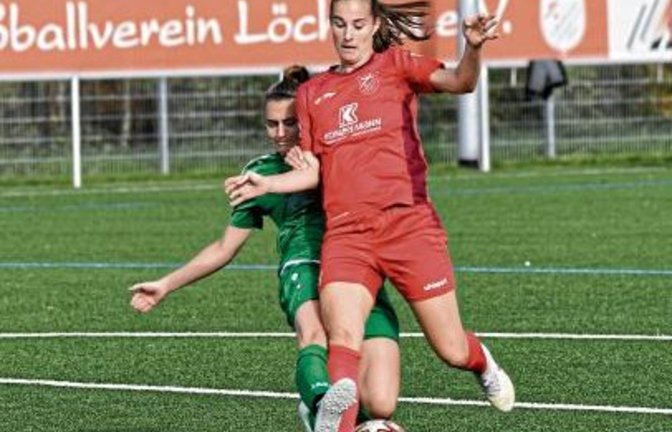 Löchgaus Isabel Schlipf (rechts) wird von Tiffany Schliewe gerade noch gestoppt. Foto: Leitner