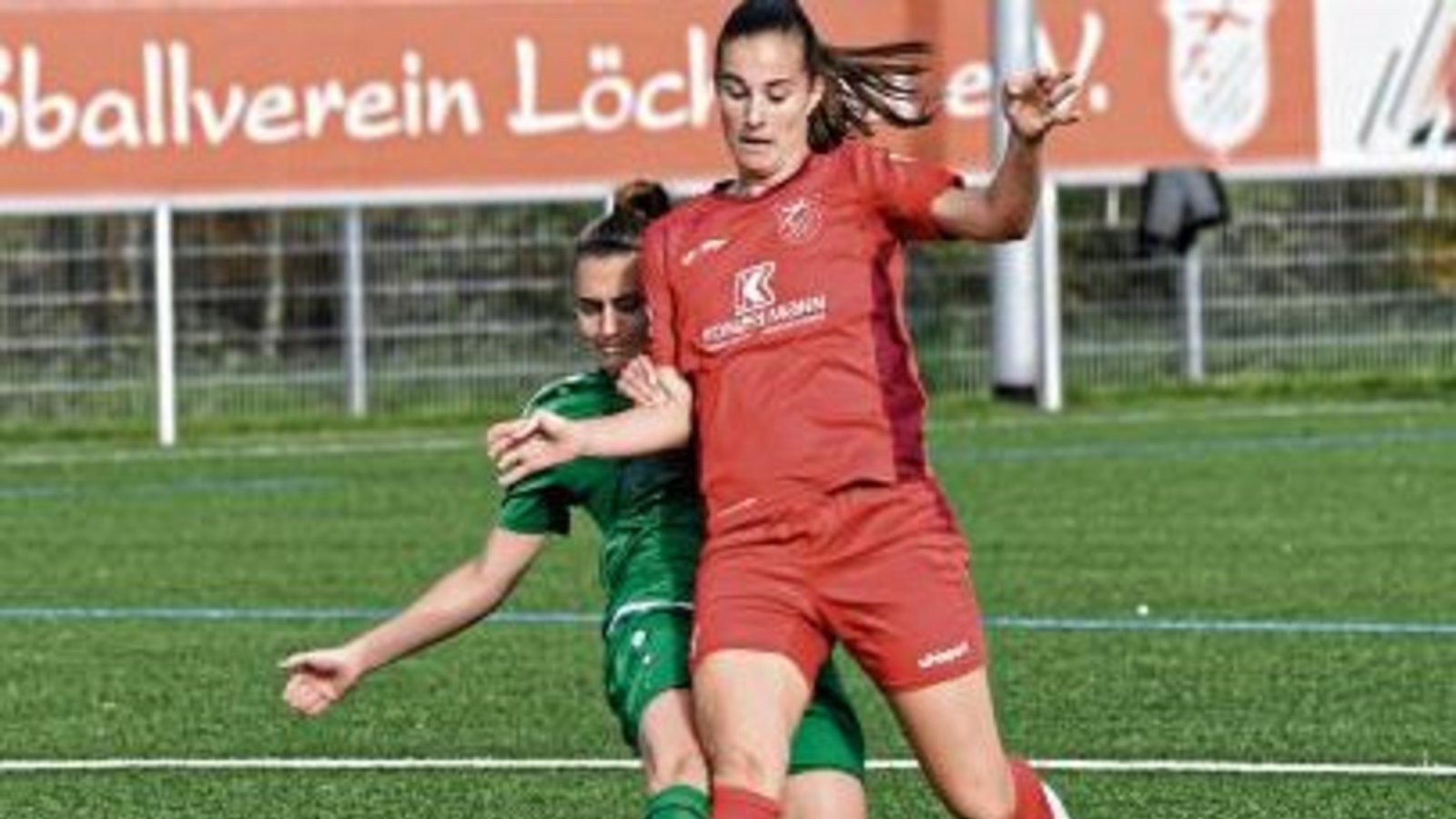 Löchgaus Isabel Schlipf (rechts) wird von Tiffany Schliewe gerade noch gestoppt. Foto: Leitner