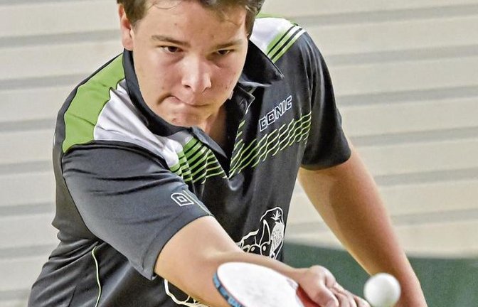 Tim Greif setzt sich in Hochdorfs Bezirksliga-Team mit 3:2 im Einzel durch. Foto: Archiv/Leitner