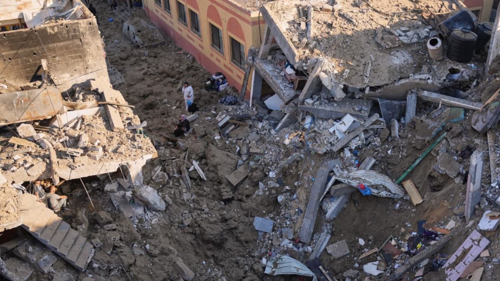 Palästinensische Frauen inspizieren im Mai die Trümmer eines Gebäudes, das bei einem israelischen Luftangriff im zentralen Gazastreifen zerstört wurde. (zu dpa: «Klinik: Vier Tote bei neuem Angriff Israels im Gazastreifen»)Abdel Kareem Hana/AP/dpa Palästinensische Frauen inspizieren im Mai die Trümmer eines Gebäudes, das bei einem israelischen Luftangriff im zentralen Gazastreifen zerstört wurde. (zu dpa: «Klinik: Vier Tote bei neuem Angriff Israels im Gazastreifen»)Abdel Kareem Hana/AP/dpa