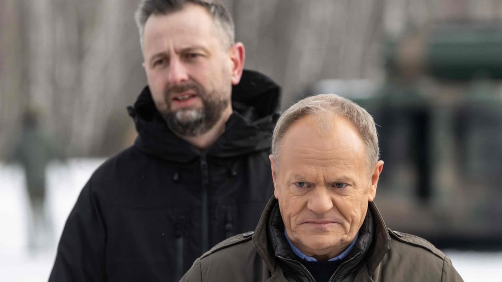 Verteidigungsminister Wladyslaw Kosiniak-Kamysz (hinten) und Regierungschef Donald Tusk bei einem Termin in Warschau.WOJTEK RADWANSKI/afp Verteidigungsminister Wladyslaw Kosiniak-Kamysz (hinten) und Regierungschef Donald Tusk bei einem Termin in Warschau.WOJTEK RADWANSKI/afp