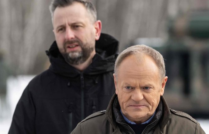 Verteidigungsminister Wladyslaw Kosiniak-Kamysz (hinten) und Regierungschef Donald Tusk bei einem Termin in Warschau.<span class='image-autor'>WOJTEK RADWANSKI/afp</span>