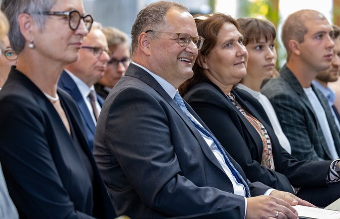Oberkirchenrätin Carmen Rivuzumwami (links) setzte Helmut Dinkel in das Amt ein.  <span class='image-autor'>Foto: Kuhnle</span>