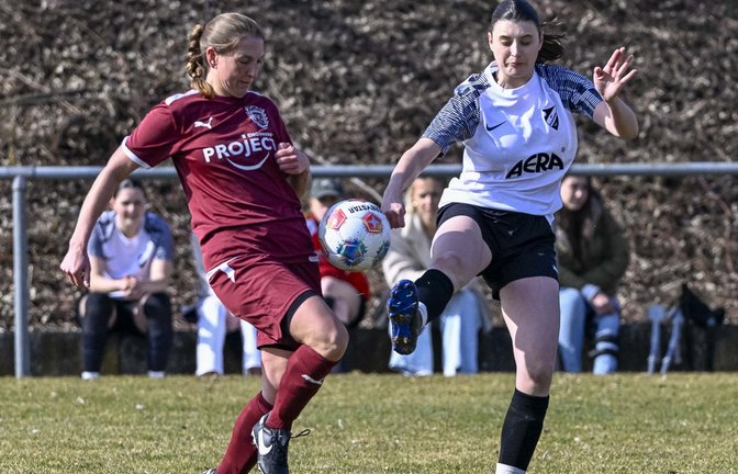 Jule-Marie Götz (rechts) traf für den SV Horrheim II zum Ausgleich, während Lisa Glashäuser mit der SGM Roßwag/Großglattbach/Bissingen das Nachsehen hatte. <span class='image-autor'>Foto: Leitner</span>