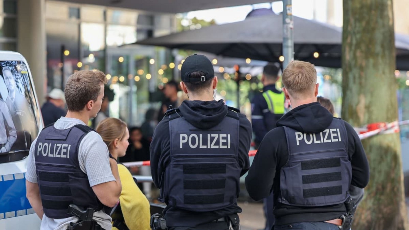 Polizisten stehen vor einem Absperrband. Zwei Unbekannte haben mitten in Essen zwei Justizbeamte angegriffen und einen 34 Jahre alten Häftling befreit. Die beiden Justizbediensteten, die den Gefangenen in eine Arztpraxis bringen sollten, wurden nach Informationen der Deutschen Presse-Agentur überwältigt und gefesselt.Matthias Rosenkranz/dpa Polizisten stehen vor einem Absperrband. Zwei Unbekannte haben mitten in Essen zwei Justizbeamte angegriffen und einen 34 Jahre alten Häftling befreit. Die beiden Justizbediensteten, die den Gefangenen in eine Arztpraxis bringen sollten, wurden nach Informationen der Deutschen Presse-Agentur überwältigt und gefesselt.Matthias Rosenkranz/dpa