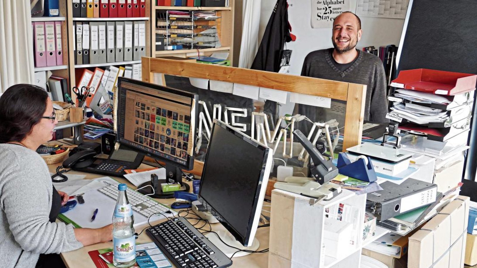 Hochbetrieb im Büro des Kommunalen Kinos: Sarah Münzer und Sebastian Hilscher haben viel zu organisieren. Foto: Roth Hochbetrieb im Büro des Kommunalen Kinos: Sarah Münzer und Sebastian Hilscher haben viel zu organisieren. Foto: Roth