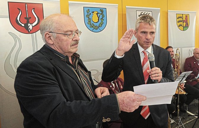 Burkhard Bayer, der erste stellvertretende Bürgermeister (links), nimmt Holger Albrich den Amtseid ab.  Foto: Kuhnle