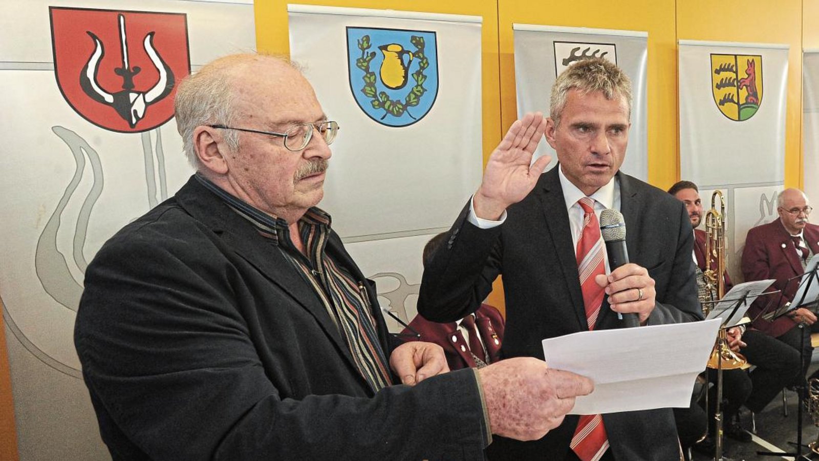 Burkhard Bayer, der erste stellvertretende Bürgermeister (links), nimmt Holger Albrich den Amtseid ab. Foto: Kuhnle Burkhard Bayer, der erste stellvertretende Bürgermeister (links), nimmt Holger Albrich den Amtseid ab. Foto: Kuhnle