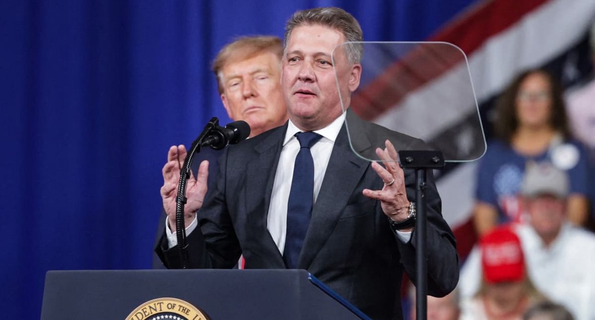 Audi-CEO Gernot Döllner trat ans Mikrofon, während US-Präsident Donald Trump hinter im zuhörte.