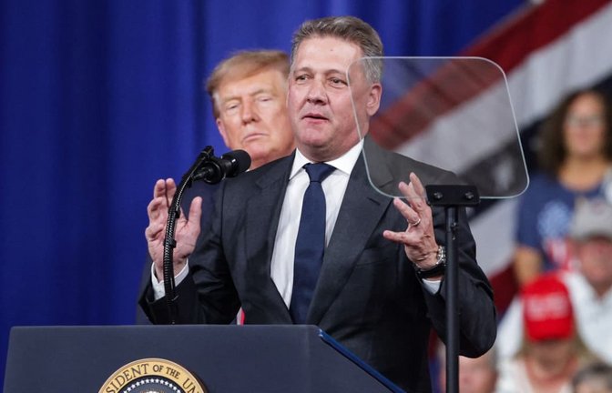 Audi-CEO Gernot Döllner trat ans Mikrofon, während US-Präsident Donald Trump hinter im zuhörte.<span class='image-autor'>Alex Wong/afp</span>