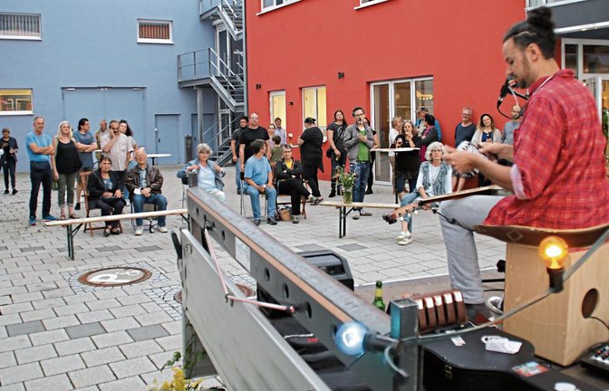 Die letzte Station der fahrbaren Bühne beim Kunstwerk in Nussdorf. Foto: Weigand
