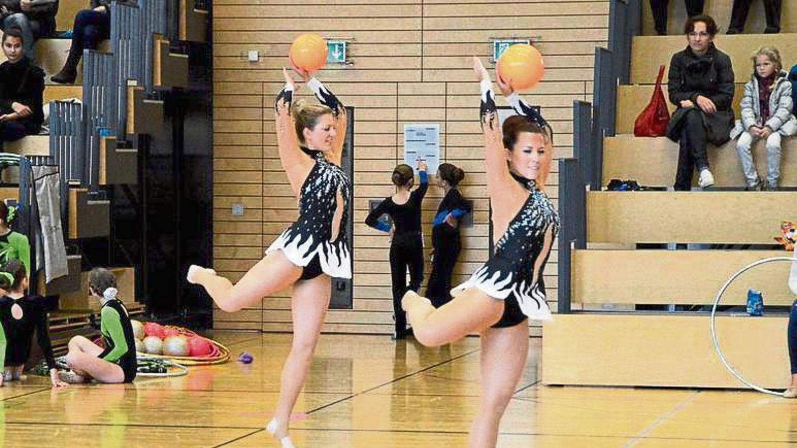 Die beiden Sersheimerinnen Julia Weh und Jasmin Geske (von links) bei ihrem Auftritt beim württembergischen Landesfinale Synchrongymnastik in Ludwigsburg. Foto: privat Die beiden Sersheimerinnen Julia Weh und Jasmin Geske (von links) bei ihrem Auftritt beim württembergischen Landesfinale Synchrongymnastik in Ludwigsburg. Foto: privat
