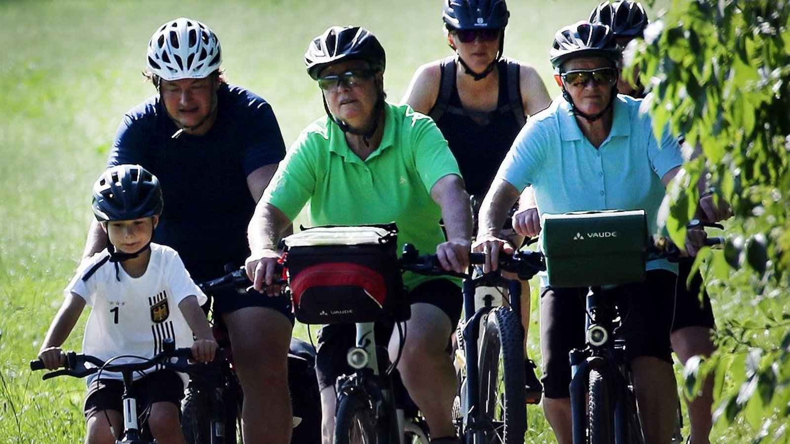 Was wartet hinter der nächsten Ecke? Die Radler freuen sich über die abwechslungsreiche Tour.