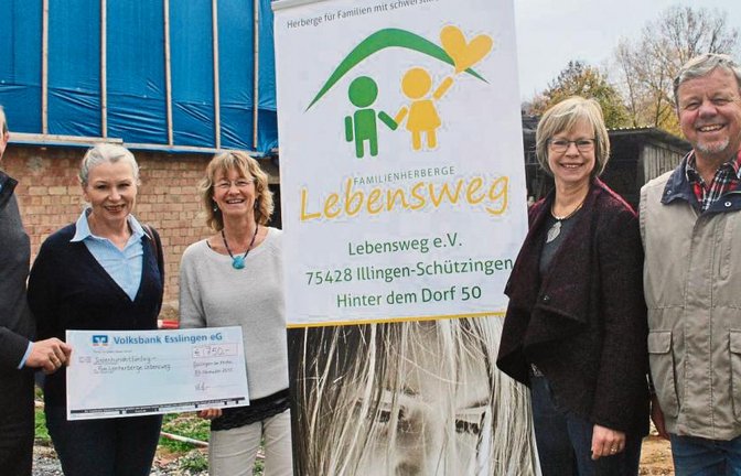 Michael Eppinger, Anke Marie Waldmann, Karin Eckstein, Karin Balster und Walter Oehrle (von links) bei der Scheckübergabe.  Foto: Stahlfeld
