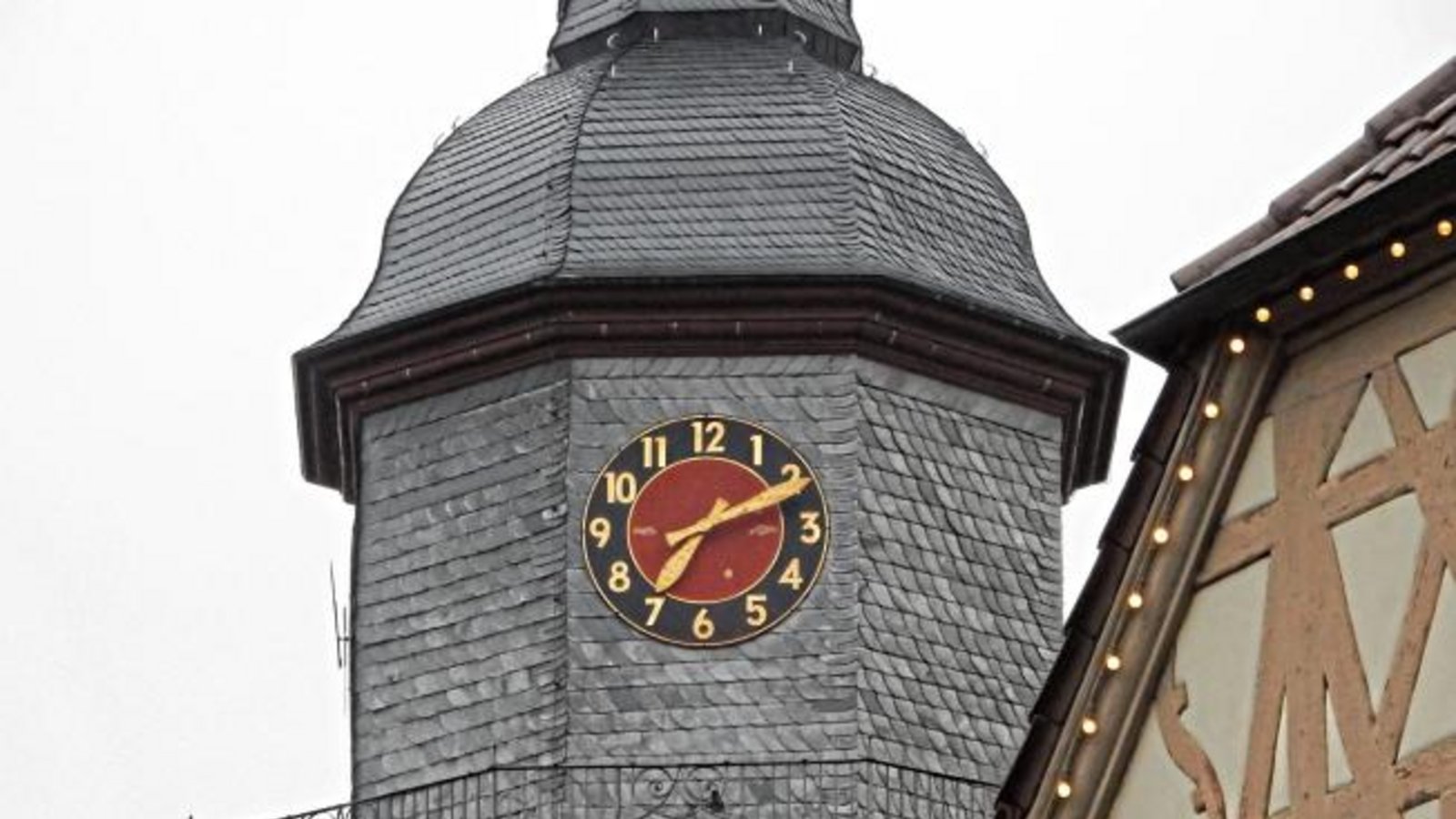Auf die öffentlichen Vaihinger Uhren kann man sich derzeit nicht verlassen. Am Rathaus fehlt sie nach wie vor, am Turm der Stadtkirche geht sie falsch. Das Bild entstand am Samstag gegen 13 Uhr.  Foto: Arning