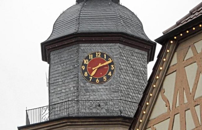 Auf die öffentlichen Vaihinger Uhren kann man sich derzeit nicht verlassen. Am Rathaus fehlt sie nach wie vor, am Turm der Stadtkirche geht sie falsch. Das Bild entstand am Samstag gegen 13 Uhr.  Foto: Arning