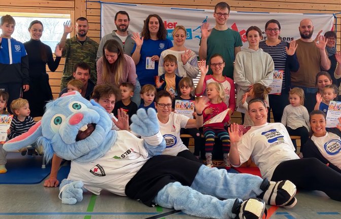 Mit STB-Maskottchen Turni zeigen sich die Teilnehmer am Tag des Kinderturnens in Sersheim.
